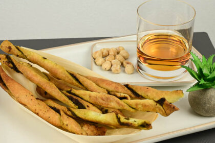 grissini di pasta brisee con pesto di basilico