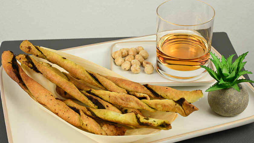 grissini di pasta brisee con pesto di basilico