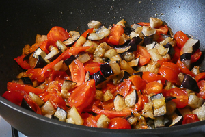 melanzane e pomodorini nella saltapasta