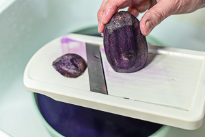 patate viola affettate con mandolina