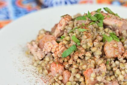 Grano saraceno con gamberi e salmone