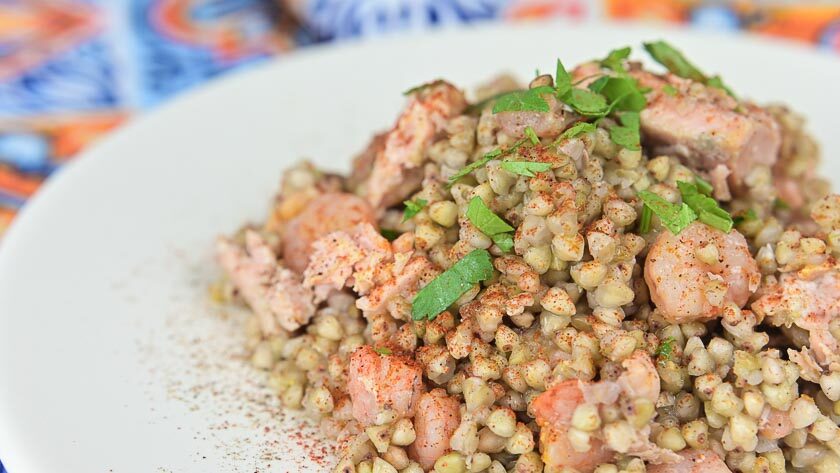 Grano saraceno con gamberi e salmone