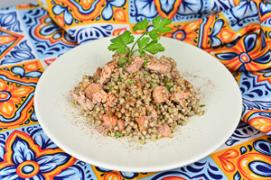 grano saraceno con salmone e gamberetti