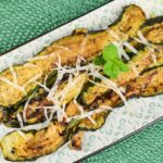 Insalata di zucchine grigliate con scaglie di formaggio di capra