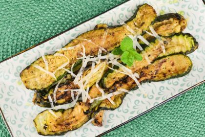 Insalata di zucchine grigliate con scaglie di formaggio di capra