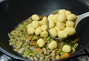 aggiungere gnocchi al condimento