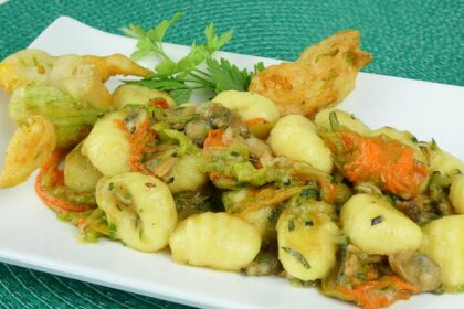 Gnocchi ai fiori di zucca con vongole veraci