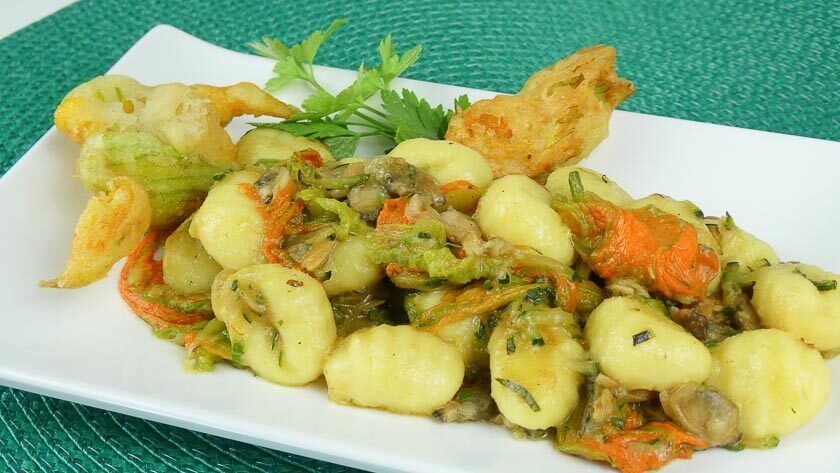Gnocchi ai fiori di zucca con vongole veraci