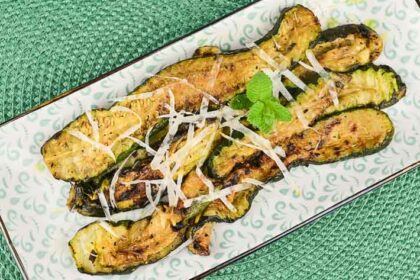 Insalata di zucchine grigliate con scaglie di formaggio di capra