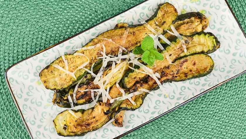 Insalata di zucchine grigliate con scaglie di formaggio di capra