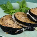 Medaglioni di melanzane al forno con mozzarella e pangrattato