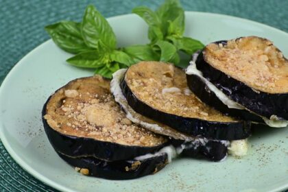 Medaglioni di melanzane al forno con mozzarella e pangrattato