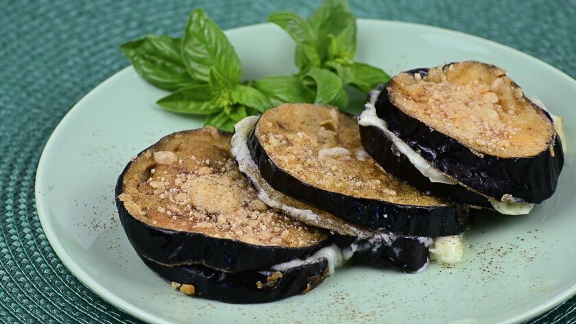 Medaglioni di melanzane al forno con mozzarella e pangrattato