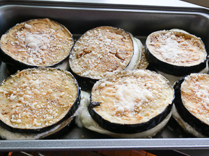 medaglioni di melanzane al forno con mozzarella