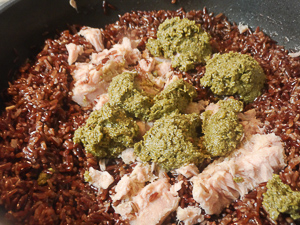 pesto, tonno e riso rosso in padella