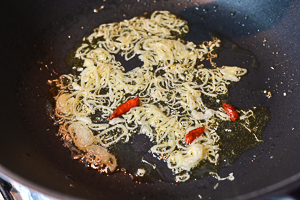 soffriggere peperoncino e scalogno
