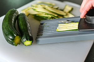 tagliare zucchine per la griglia