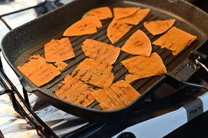 fette di zucca sulla griglia
