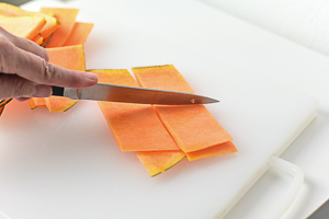 tagliare le fette di zucca