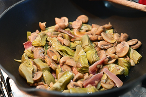 carciofi, funghi e speck