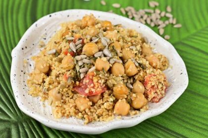 cous cous con ceci pomodorini e semi di girasole