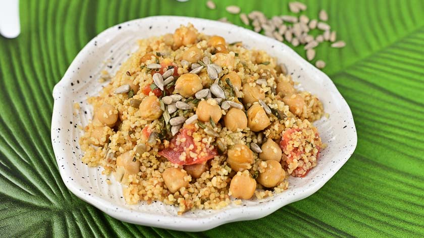 cous cous con ceci pomodorini e semi di girasole