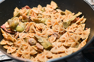 pasta con condimento di funghi e carciofi