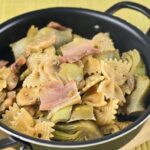 Pasta integrale con carciofi, funghi e speck