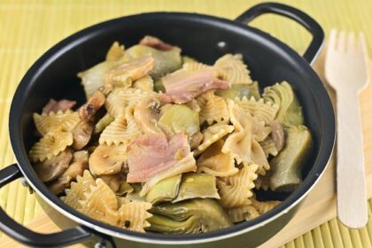 Pasta integrale con carciofi, funghi e speck