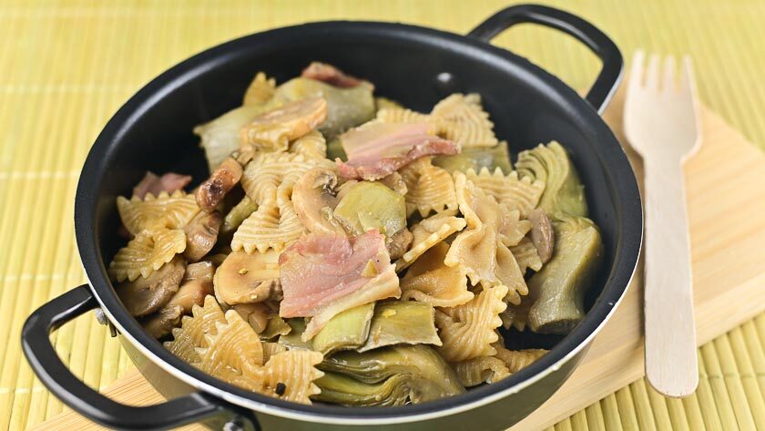 Pasta integrale con carciofi, funghi e speck