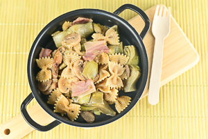 pasta integrale con funghi, carciofi e speck