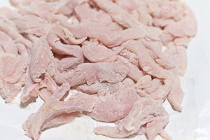 Bastoncini di petto di pollo infarinati