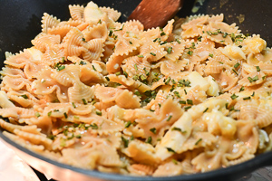 pasta, datterini e baccalà saltati in padella