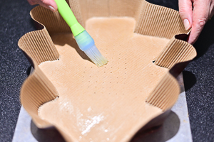 ungere lo stampo di carta con olio