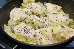 verza con scamorza e semi di papavero in padella