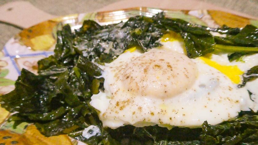 Bieta erbetta in padella con uovo fritto