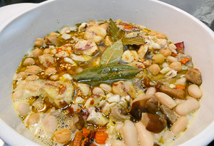 ceci, fagioli, castagne, funghi, alloro e brodo