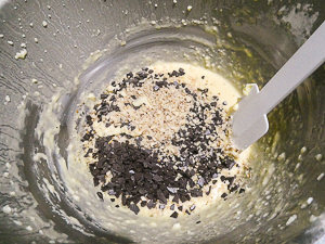 aggiungere noci e cioccolato nell'impasto
