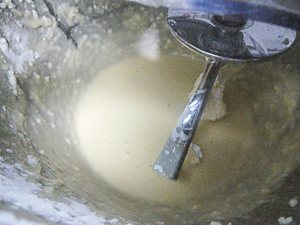 miscelare acqua, farina, zucchero e yogurt