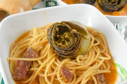 Pasta con carciofi in brodo