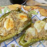 Peperoni verdi ripieni al forno senza uova