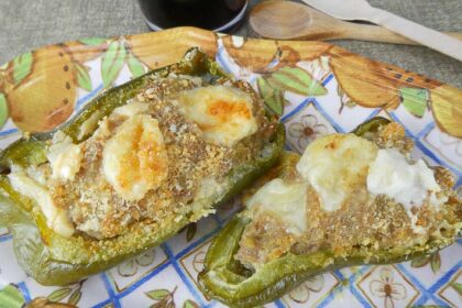 Peperoni verdi ripieni al forno senza uova