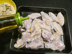 spennellare le ali di pollo con olio