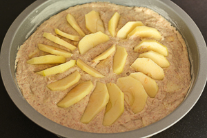 fette di mele sull'impasto