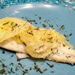 Filetti di spigola in crosta di patate in padella