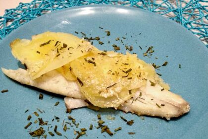 Filetti di spigola in crosta di patate in padella