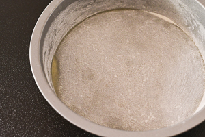 Imburrare ed infarinare leggermente uno stampo da forno.