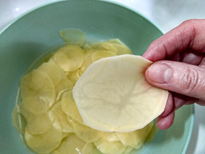 patate tagliate a chips