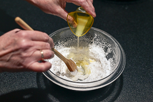 versare succo di limone nello zucchero a velo