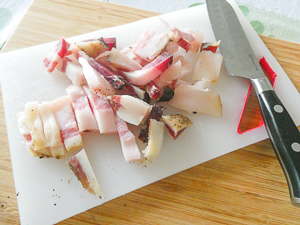 come tagliare il guanciale per la carbonara di zucchine